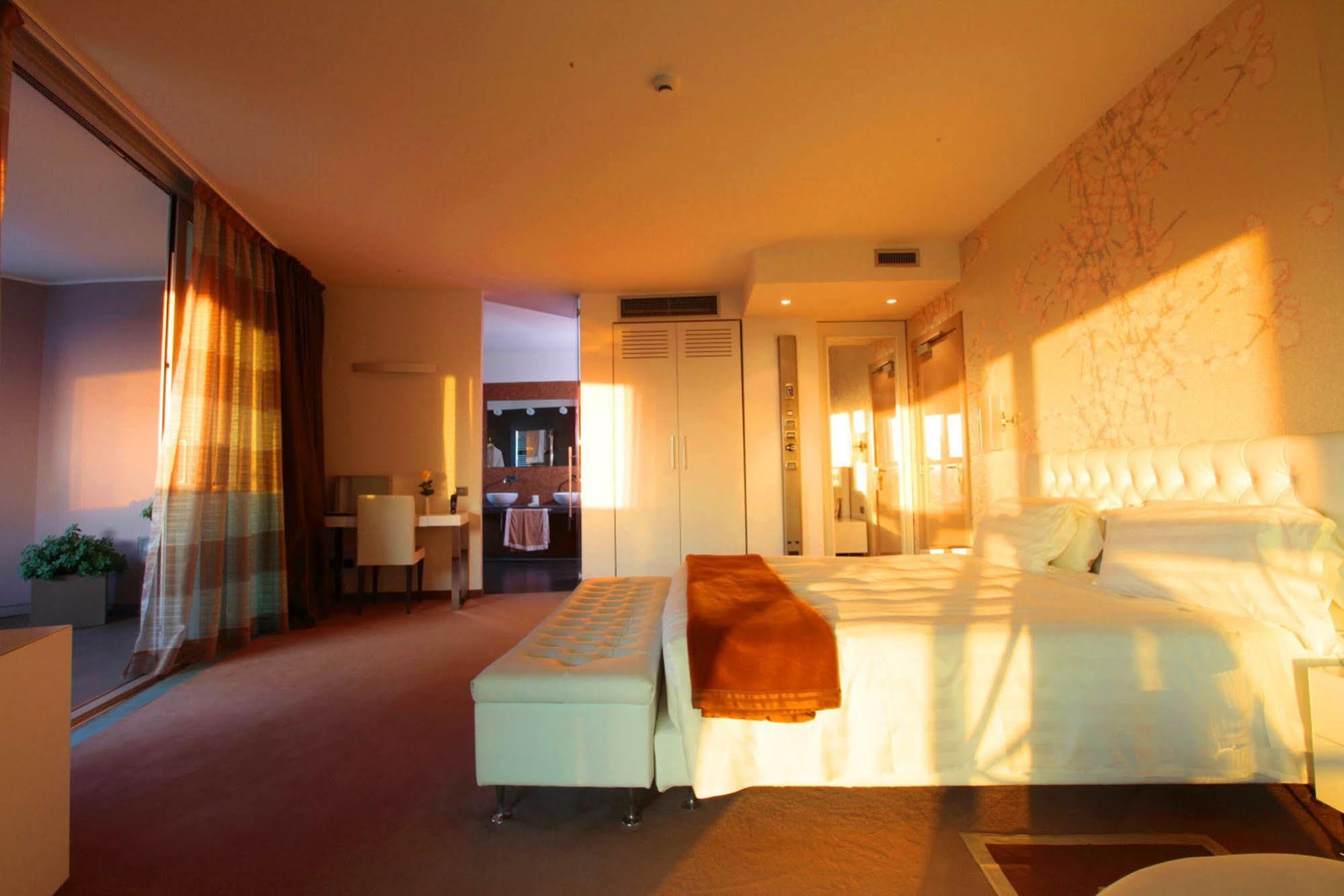 Hotel For You Cernusco Sul Naviglio Exterior photo